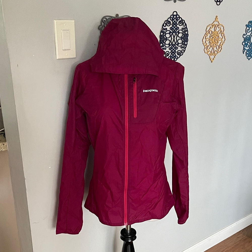 Patagonia Women's Magenta lightweight Wind breaker Jacket size small